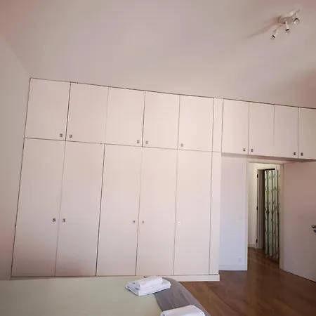 Apartmán With Three Bedroom In Historic Largo Do Carmo *