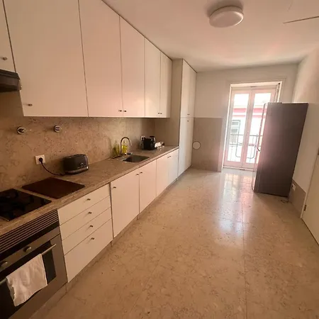 With Three Bedroom In Historic Largo Do Carmo * Lisboa