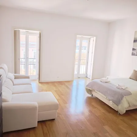 Apartment With Three Bedroom In Historic Largo Do Carmo